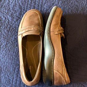 🌼 4/$20 Clark’s brown loafers 9m